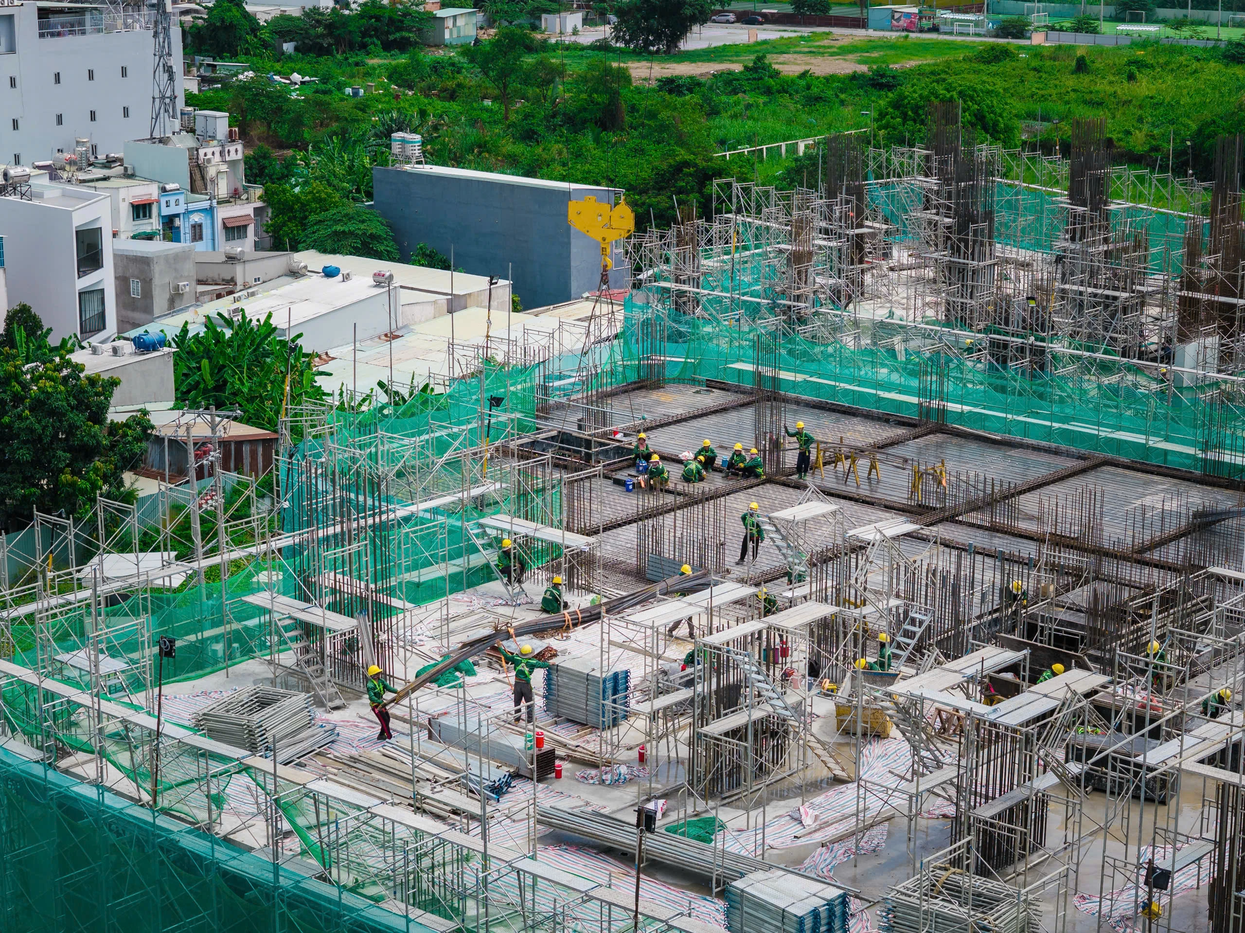 Tiến độ thi công Vlasta Premier cập nhật ngày 18/08/2026, công trình đang triển khai xây dựng đến tầng 5 với các hạng mục kết cấu sàn, cột và cốt thép được thi công đồng bộ.